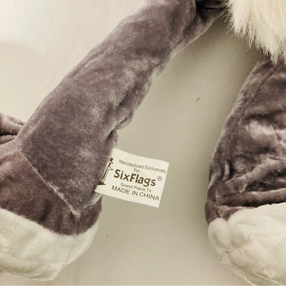 Looney Tunes “Bugs Bunny” Six Flags Gray and White Plush Toy - Picture 3 of 5